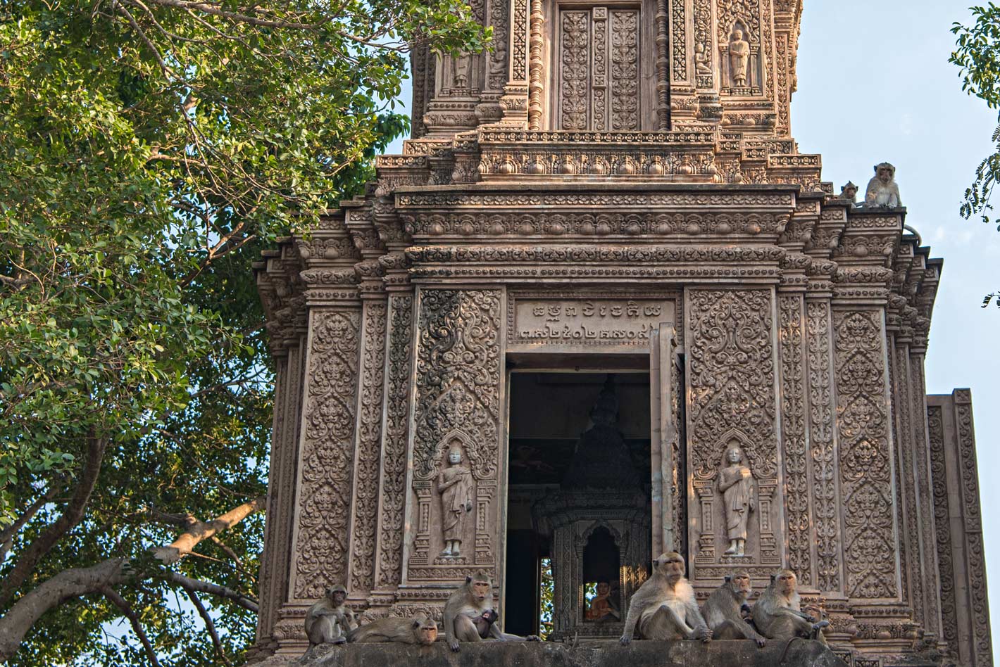 Caratteristico tempio cambogiano preso d'assalto dalle scimmie