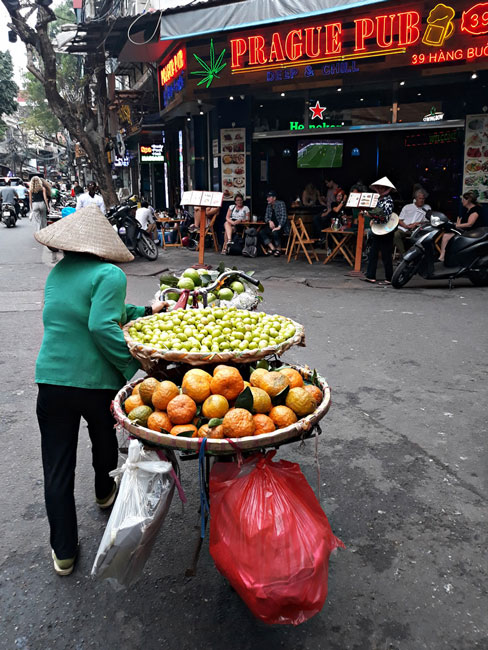 Una tipica venditrice di frutta nel Quartiere Vecchio di Hanoi