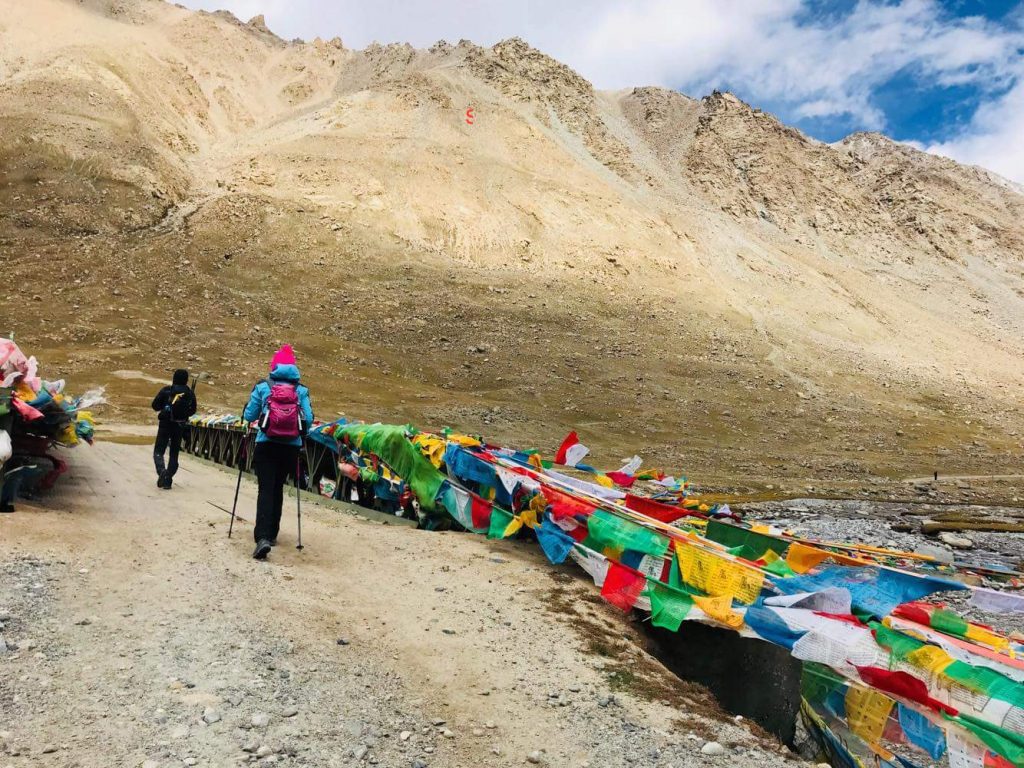 Migliaia di bandierine tibetane sventolano senza sosta lungo il tragitto
