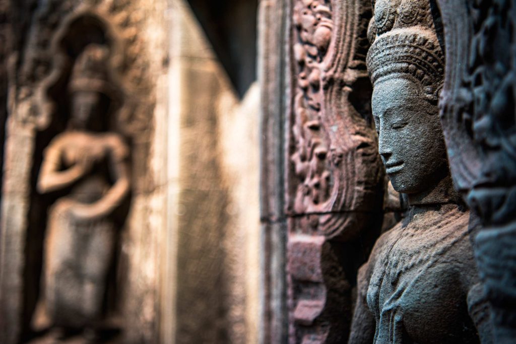 Un dettaglio del tempio Ta Prohm di Angkor Wat. Visi meravigliosi scolpiti nella pietra 