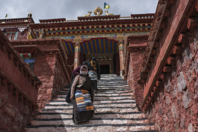 Pellegrine tibetane con le tipiche gonne locali colorate durante il kora del Kailash