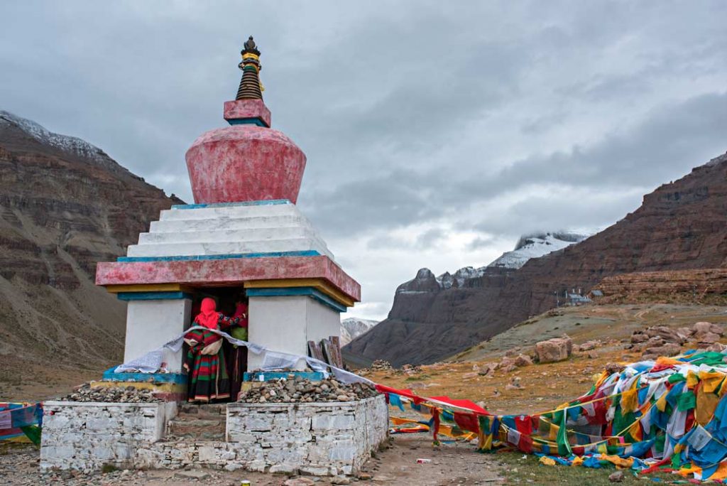 La stupa colorata che ospita la campanella da suonare durante il tragitto