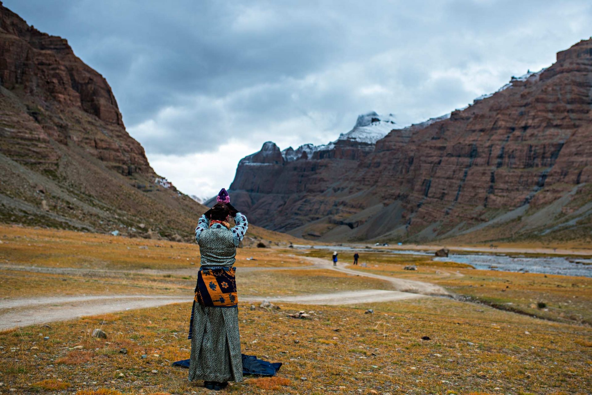 Una pellegrina tibetana impegnata nel kora del monte Kailash in Tibet