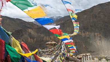 Il monastero di Lamayuru in Ladakh. Migliaia di bandierine sventolano liberando nell'aria le sacre preghiere.