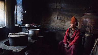 Questo scatto racconta la vita in un monastero buddista. Un giovane monaco addetto alla cucina prepara il pranzo per gli altri monaci del monastero