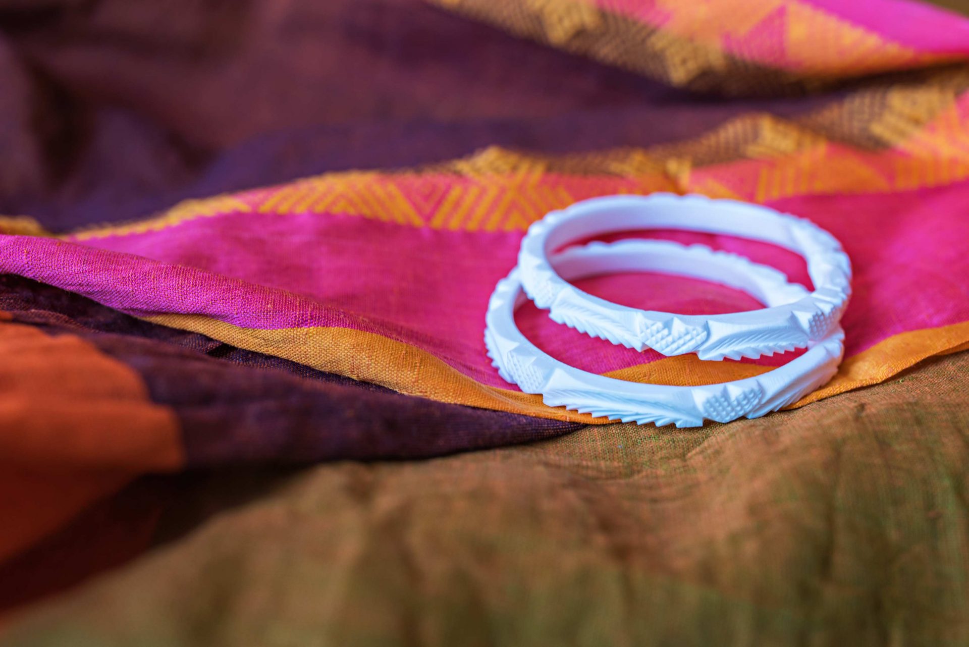 una coppia di bracciali shakha, i tipici gioielli indossati dalle spose nella loro vita coniugale